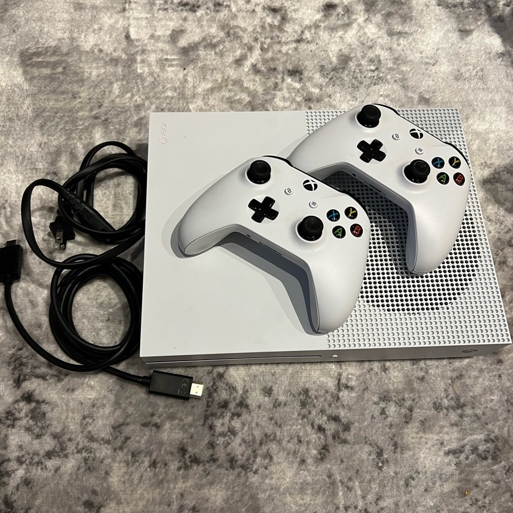 XBOX S (Two Controllers Included)